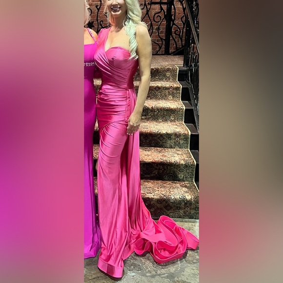 Stunning Jessica Angel Gown - Picture 1 of 7